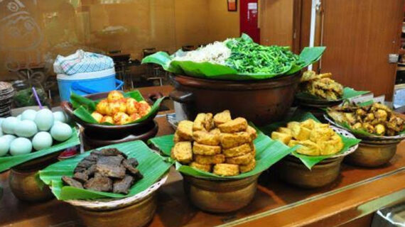 Makanan Khas Indonesia untuk Acara Keluarga Besar: Tradisi dan Resep Favorit